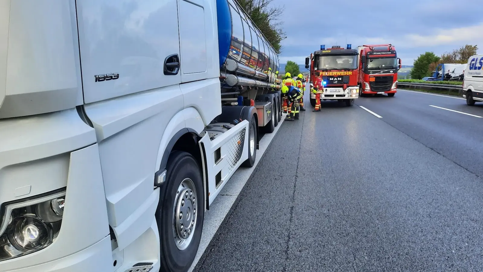 Der beteiligte Gefahrgut-Lkw auf dem Standstreifen der A2. (Foto: privat)