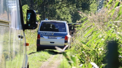 Auf der Suche nach weiteren Trümmerteilen: Die Polizei hat das weitläufige Waldgebiet zwischen Fliegerhorst und Steinhuder Meer durchkämmt.  (Foto: Julian Kemm)