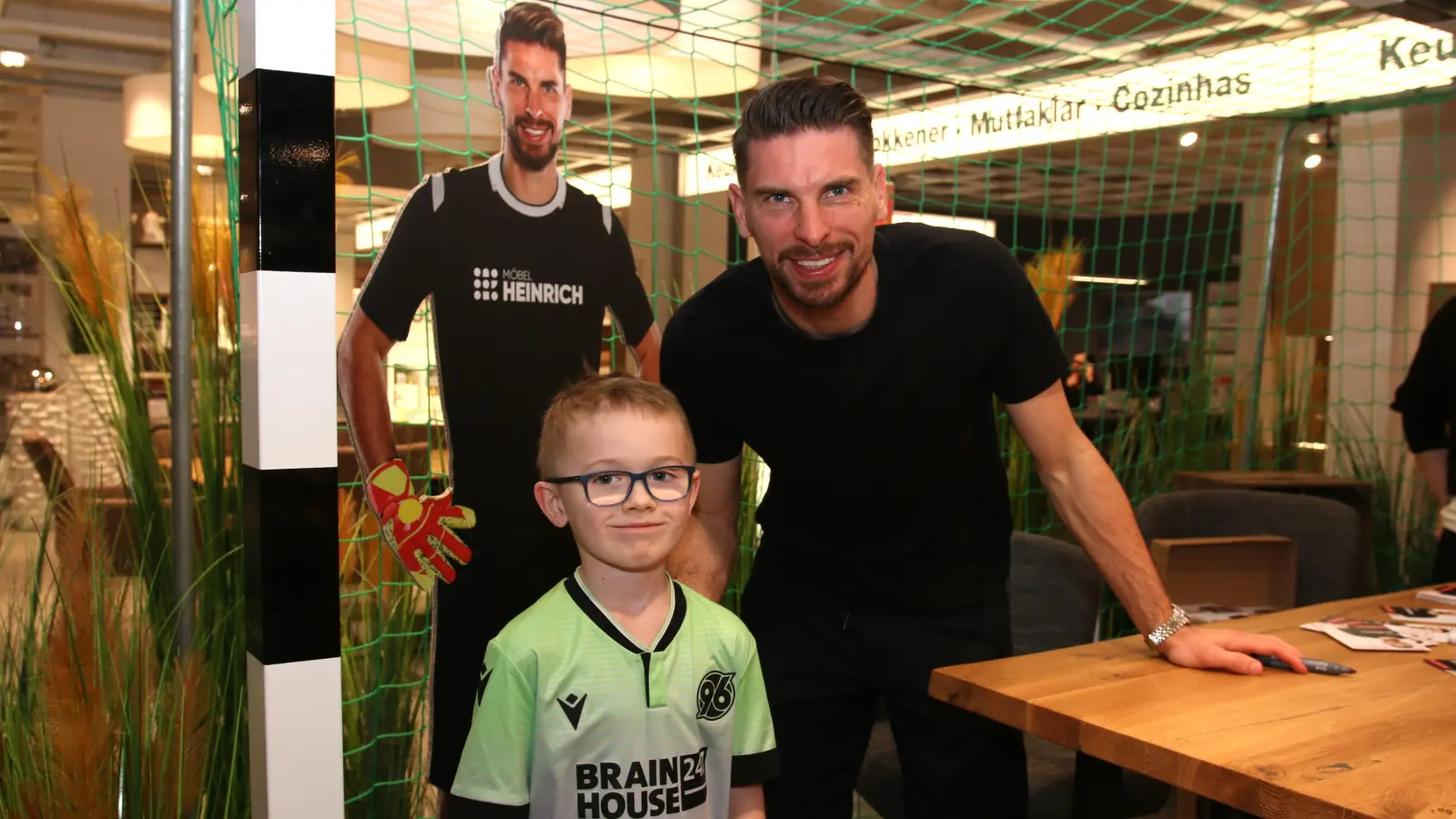 Sam (9) aus Barsinghausen stellt sich mit 96-Torwart Ron-Robert Zieler zum Erinnerungsfoto auf. (Foto: bb)