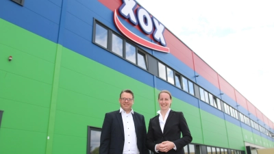 Stefan Hund, Geschäftsführer Marketing und Vertrieb, und Dr. Mareike Besecke, Leiterin Personal, informieren über den erfolgreichen Produktionsstart am XOX-Standort in Lauenau, das Mitarbeiterteam soll noch deutlich verstärkt werden. (Foto: bb)
