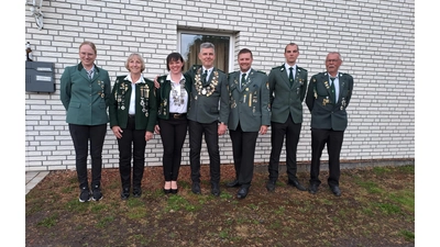 Die neuen Majestäten sind (von links nach rechts): Sonja Hinze als 2. Prinzessin, Helga Westphal als 1. Prinzessin, Jacqueline Maurer als Königin, Bodo Weidhaas als König (zum ersten Mal), Ruven Kracke als 2. Ritter, Colin Hinze als 1. Ritter und Wolfgang Kobus als Alterskönig. (Foto: privat)