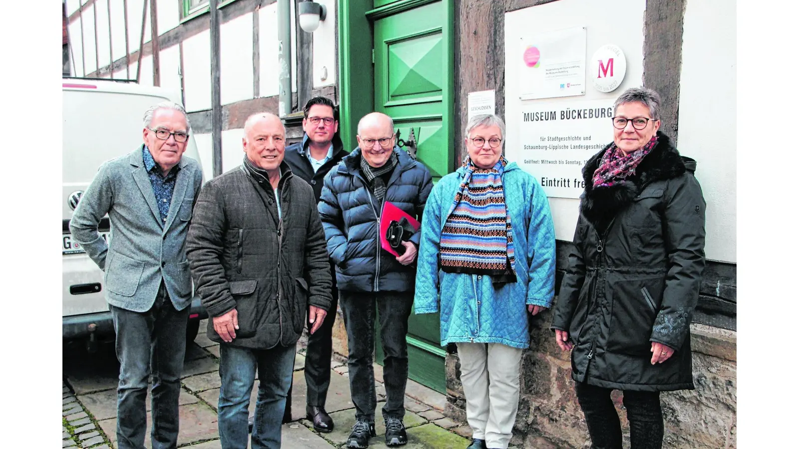 Udo Bokeloh (v.li.), Reiner Brombach, Axel Wohlgemuth, Horst Tebbe, Dagmar Kosta vom Museumsvorstand sowie Leiterin Anke Twachtmann-Schlichter sind stolz auf das Gütesiegel. (Foto: nh)
