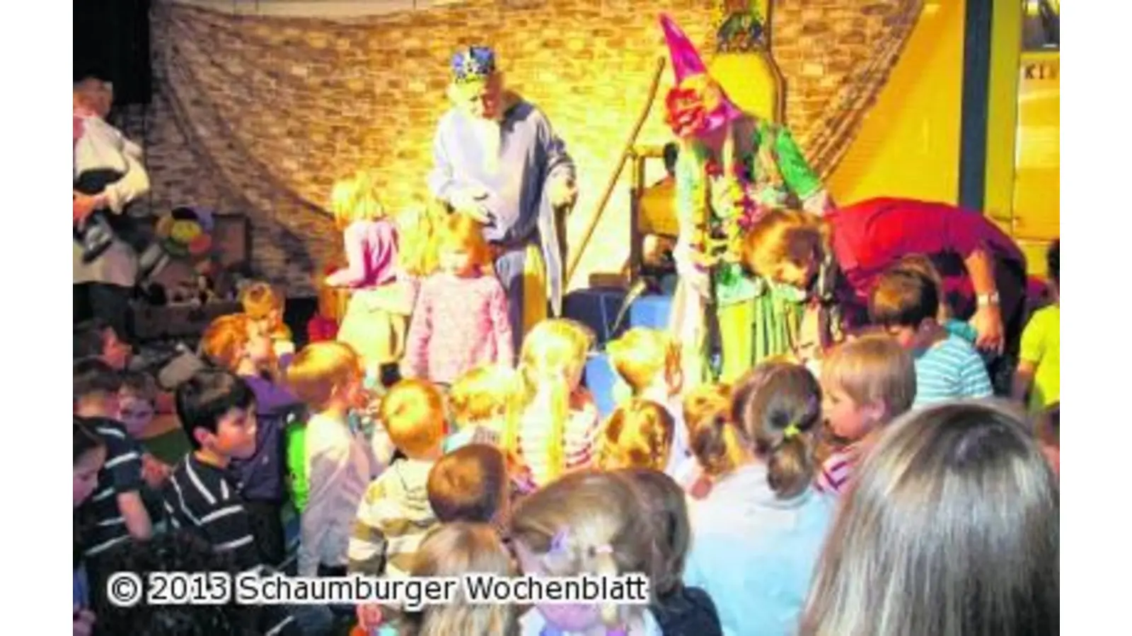 Der Märchenkönig öffnet die Märchenkiste (Foto: hb)