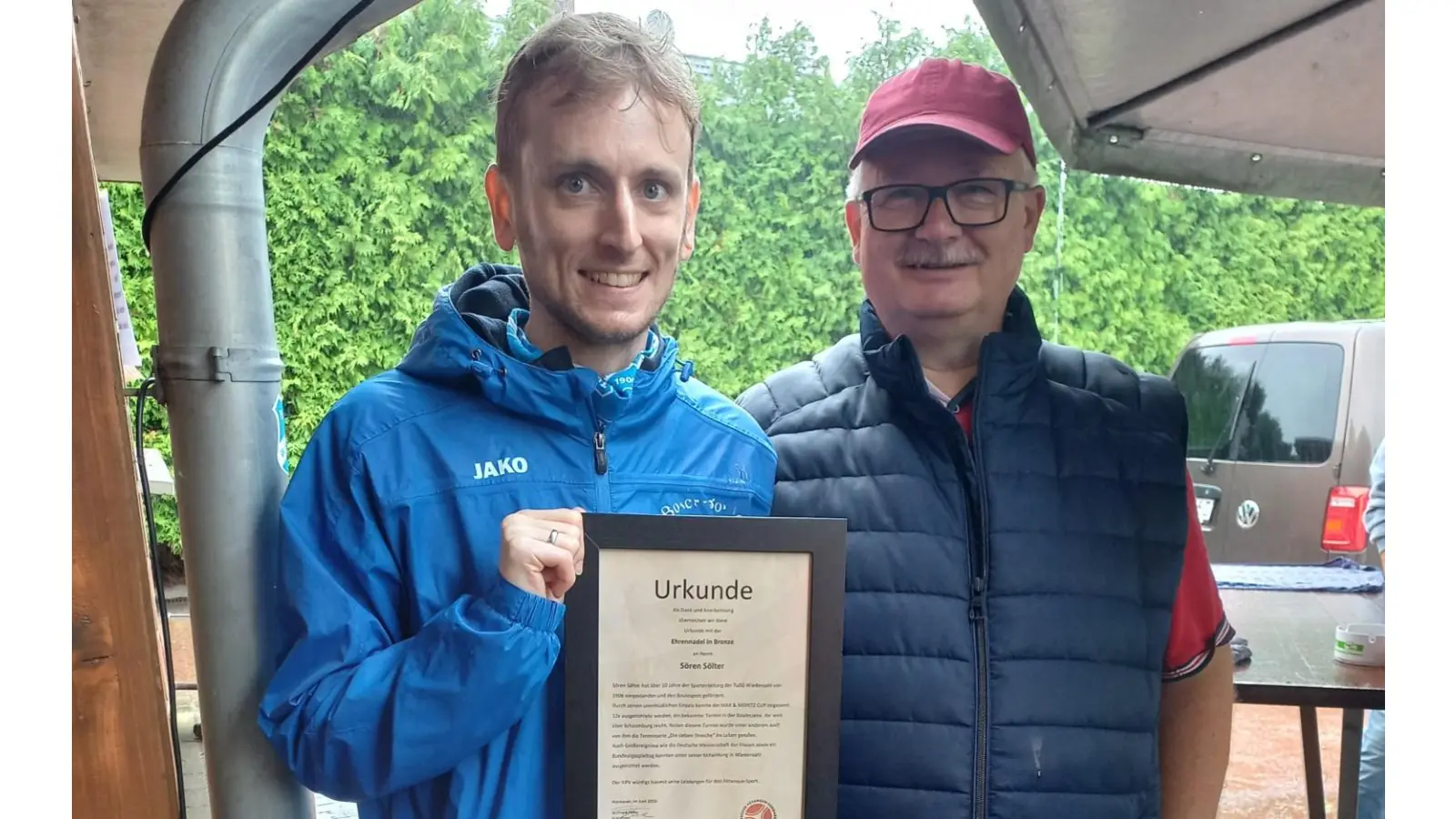 Der Spartenleiter Horst-Dieter Harlos, übergab die Urkunde an Sören Sölter (links). (Foto: privat)