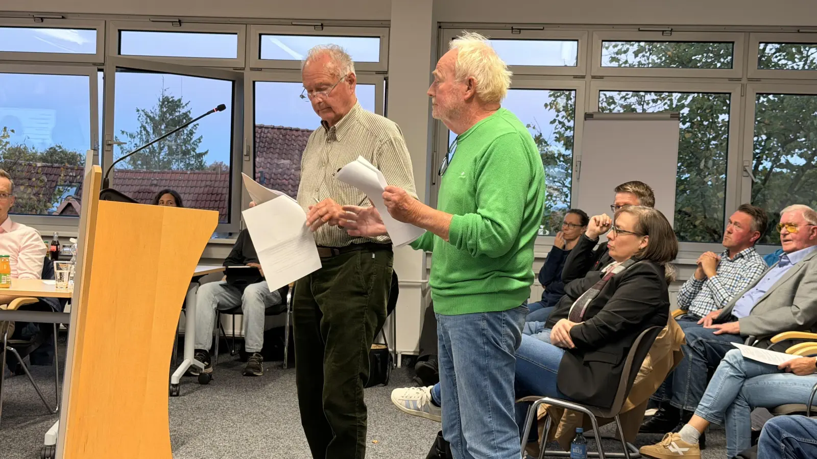 Norbert Bei der Kellen und Jürgen Pfannstiel kritisieren im Rahmen der Einwohnerfragestunde die Planungen für die neue Freiflächenphotovoltaikanlage in Krankenhagen scharf.  (Foto: ste)