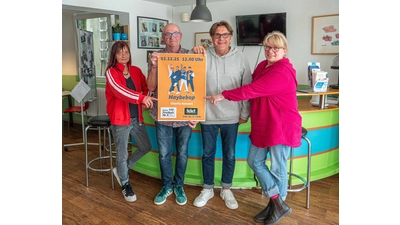 Frauke Harmening (li.) und Caroline Notzke von der Ambulanten Wohnungsnotfallhilfe Stadthagen freuen sich auf das Konzert mit Maybebop. Reinhard Türnau und Peter Burrack machen es im Dezember in der Kleinen Freiheit in Wölpinghausen möglich. (Foto: wk)