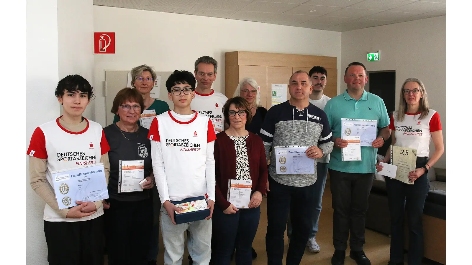 Für ihre Wiederholungen in 2025 ausgezeichnet: Fabio (vorn v.li.), Felipe und Ulrike Borchers (10. Familien-Sportabzeichen und Ulrike 45x), Marion Battermann (15x), Ronny Gautzsch, Steffen Buller (10x), Ulrike Tietjen (h.v.li) (15x), Joachim Stürck (30x), Hannelore Gellermann, Marco Schulz (10x). Anja Stürck (re. vorn) erhielt eine Urkunde für 25 Jahre Prüfertätigkeit. (Foto: bb)