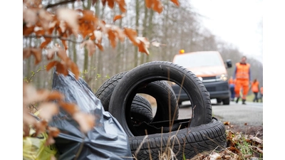 Die Deisterfreun.de sammeln am 15. März Müll im Deister und bitten Verkehrsteilnehmer um Vorsicht.  (Foto: Deisterfreun.de)