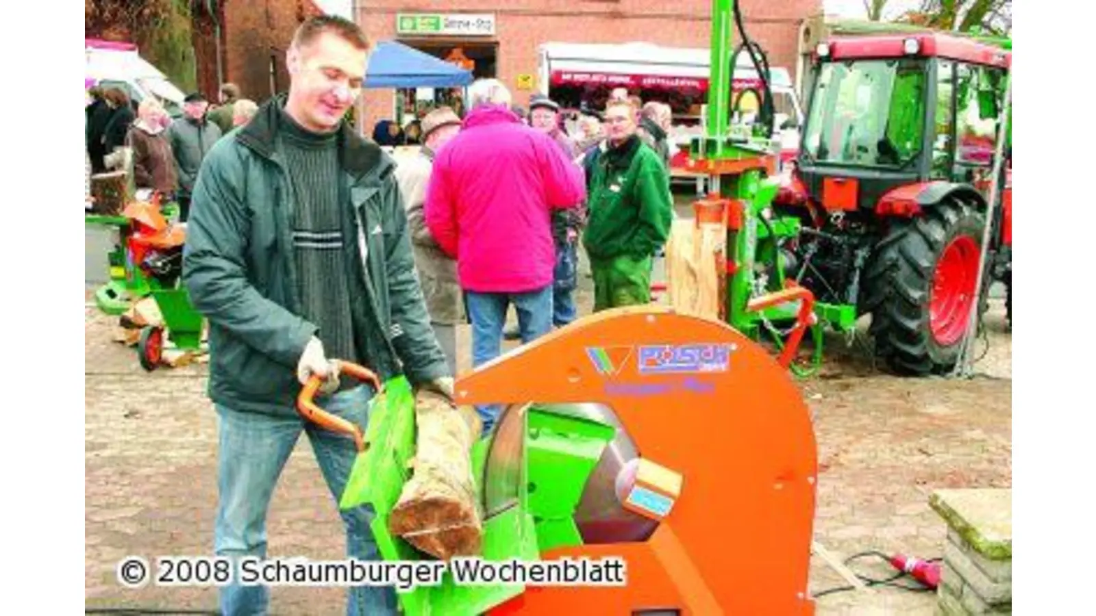 Dorfstraße als Markt-Meile (Foto: ro)
