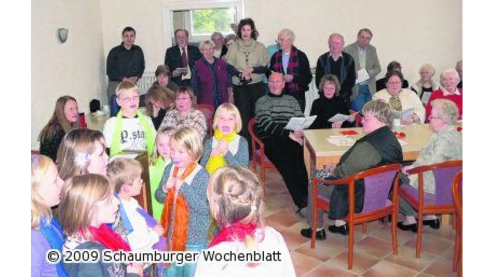 Kaffeegäste singen fröhlich gemeinsam (Foto: al)