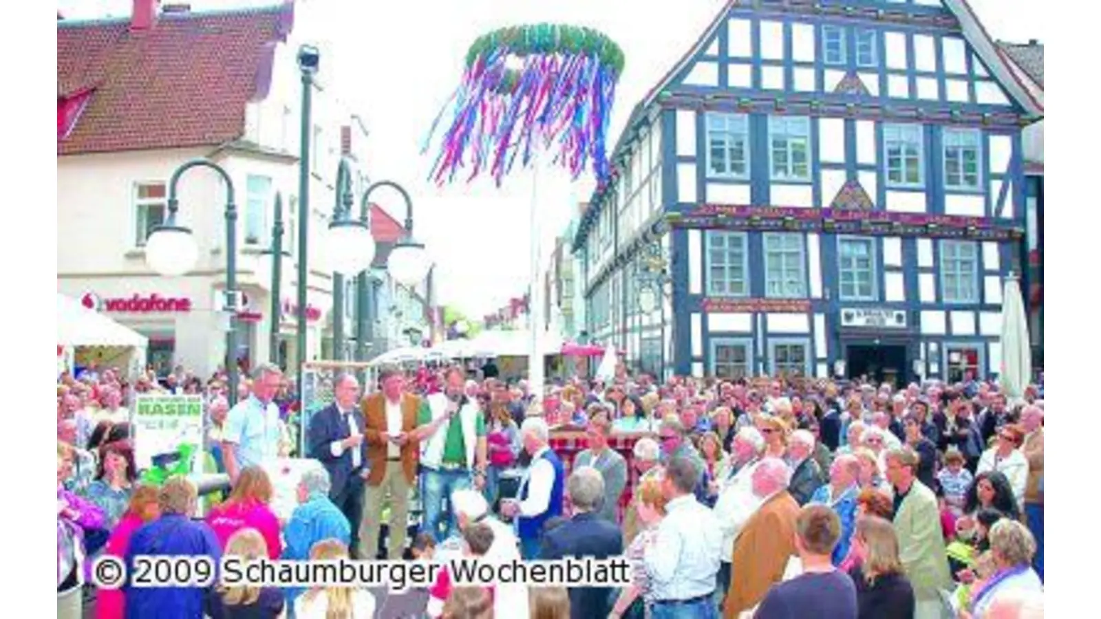 Menschen drängen sich in Massen um die Lostrommel (Foto: wtz)