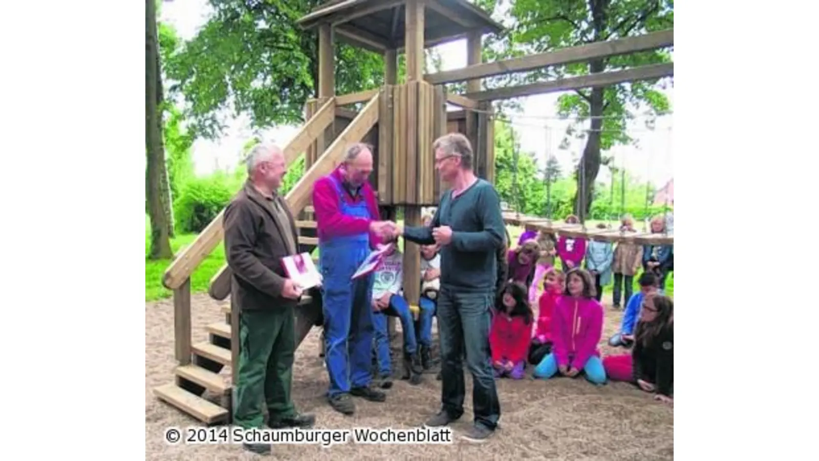 Neue Spielkombination für den Pausenhof übergeben (Foto: red)