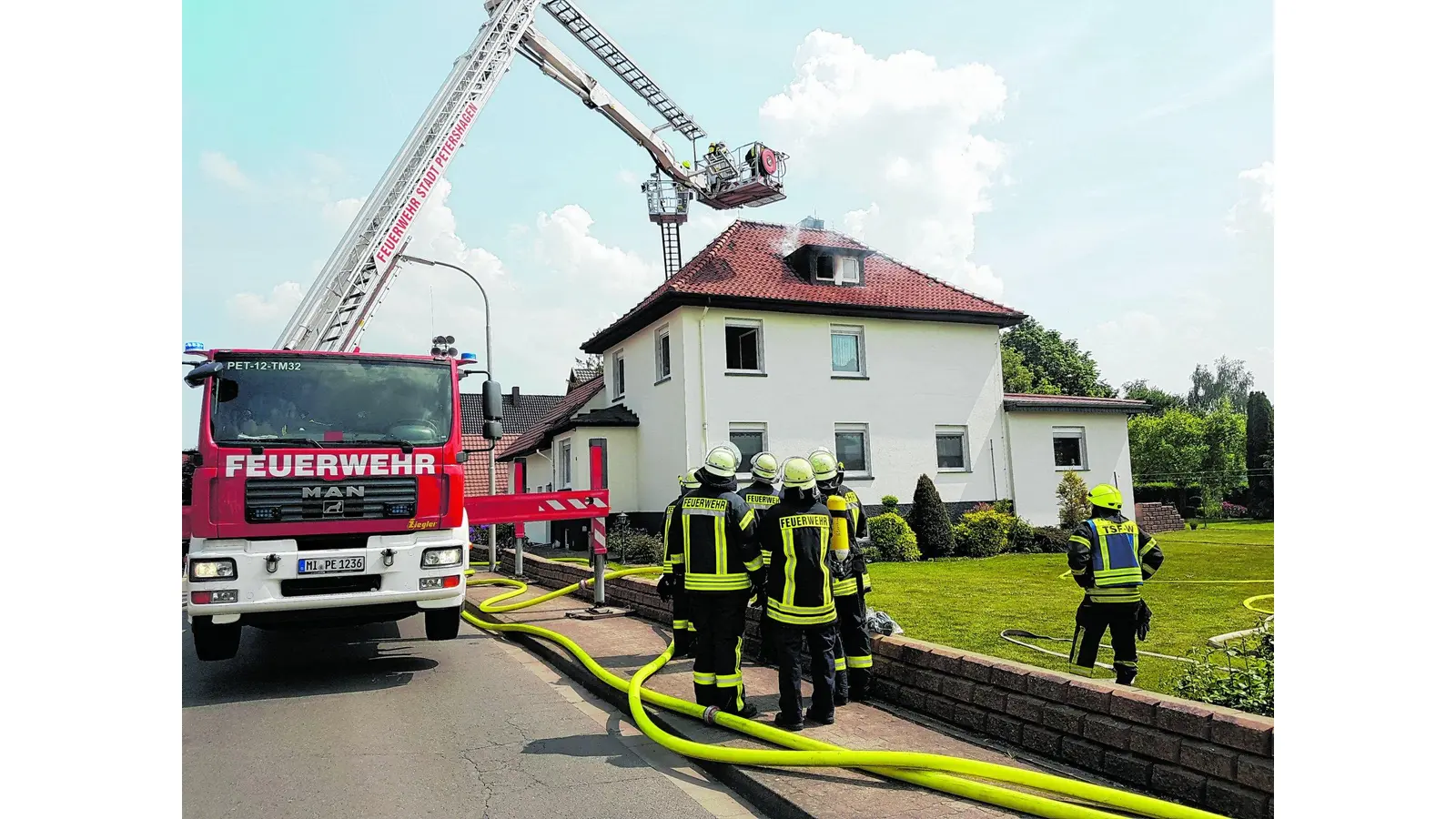 Dachstuhlbrand sorgt für einen Großeinsatz (Foto: jh)