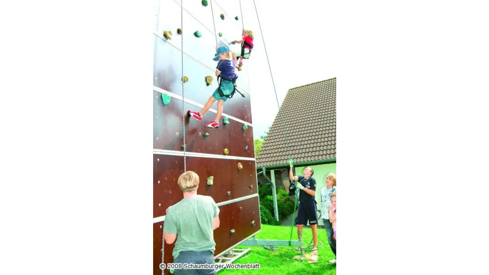 Kinder erobern die Kletterwand (Foto: red)