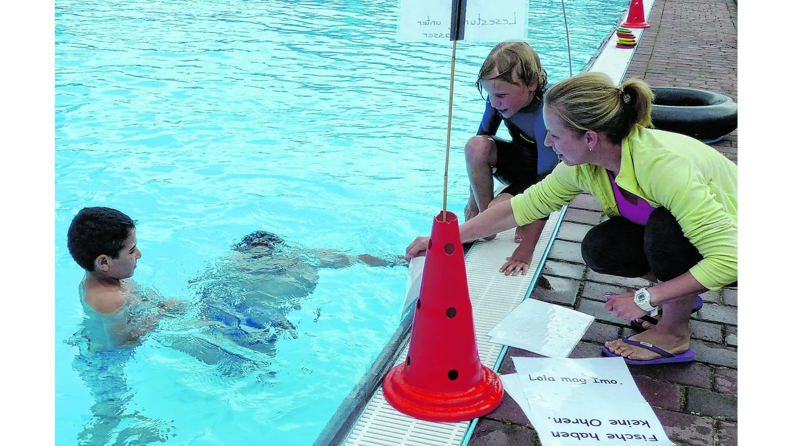Lauenauer Schüler können auch unter Wasser lesen (Foto: al)