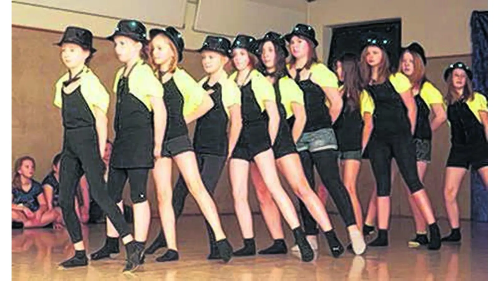 Kindertanzen vor mehr als 200 Besuchern (Foto: gi)
