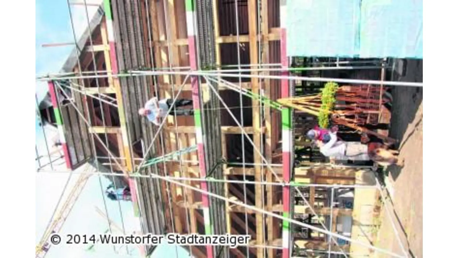 Der Richtkranz weht jetzt über Gästehaus und Reittherapiehalle (Foto: gi)