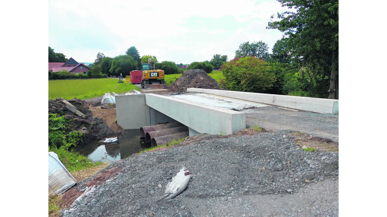 Ein Betonklotz über der Aue (Foto: red)