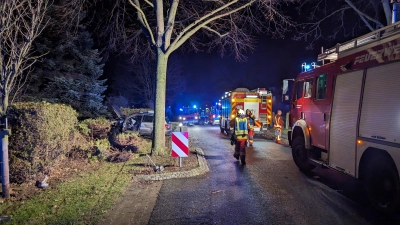 Die Feuerwehr musste den eingeschlossenen Fahrer aus dem Auto retten. (Foto: Team Stadtpresse Feuerwehr Bückeburg.)