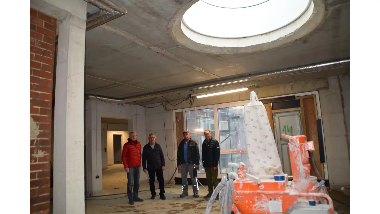 Unter der Lichtkuppel im Zentrum: v.l.n.r.: Bernd Hellmann, Axel Rinne (Stiftung Bethel), Polier Peter Braun, Bauleiter Peter Köhler.  (Foto: ab)