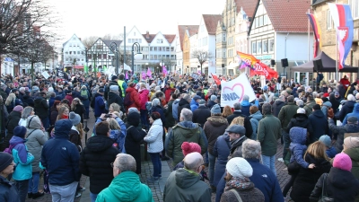 Rund 1500 Menschen kommen zur Demonstration gegen Rechtsextremismus nach Stadthagen.  (Foto: bb)