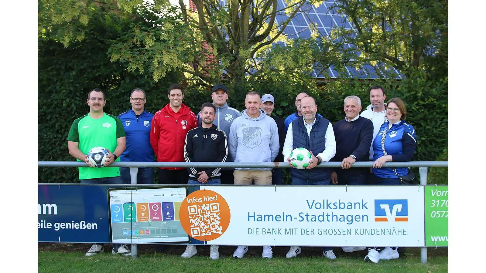 Die Organisatoren des TuS sowie die Vertreter der Vereine und des Hauptsponsors Volksbank Hameln-Stadthagen freuen sich auf den Start des „Volksbank-Masters”. (Foto: bb)