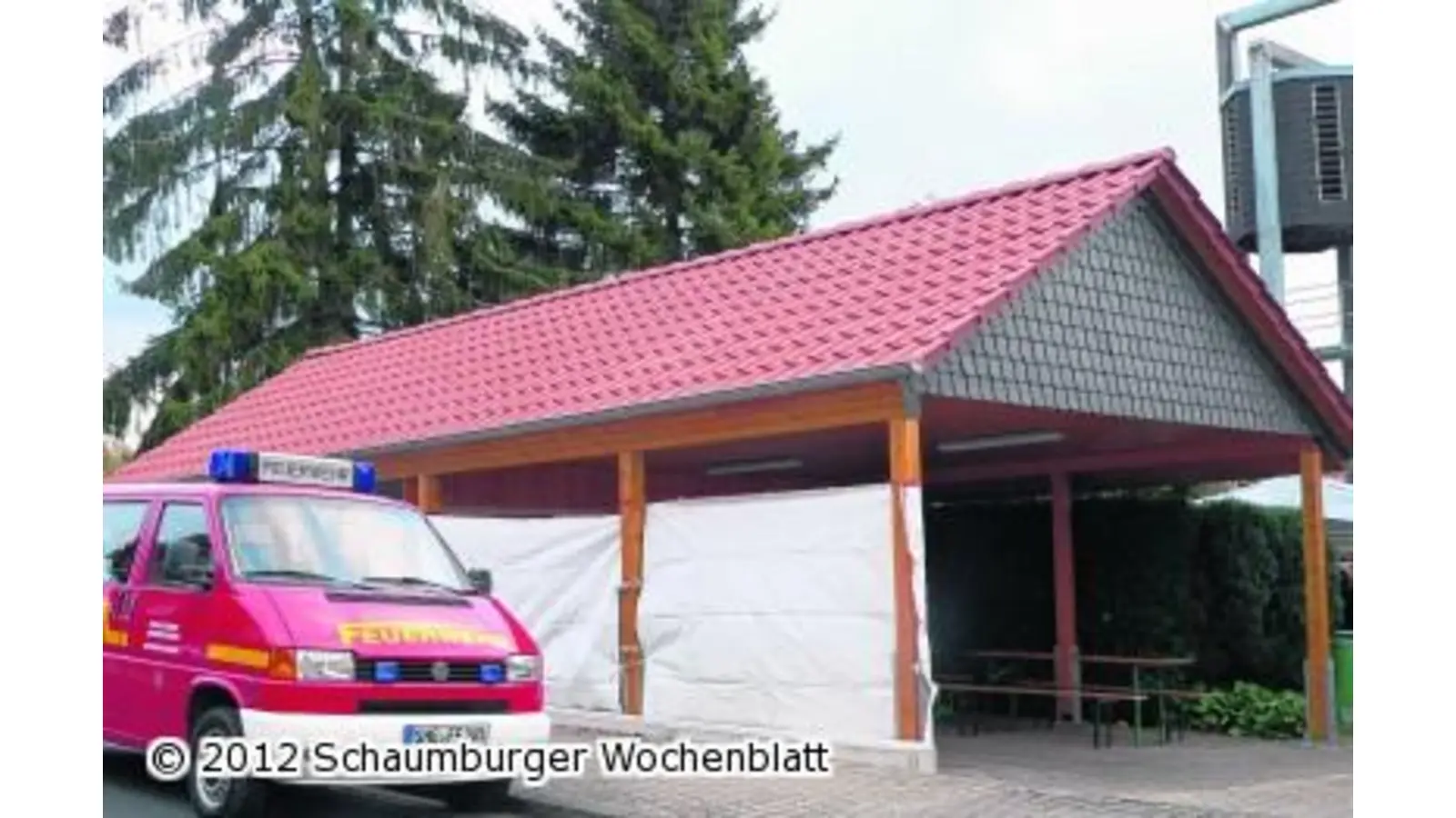 Ein großes Dach schützt ein Auto und zwei Garagen (Foto: al)