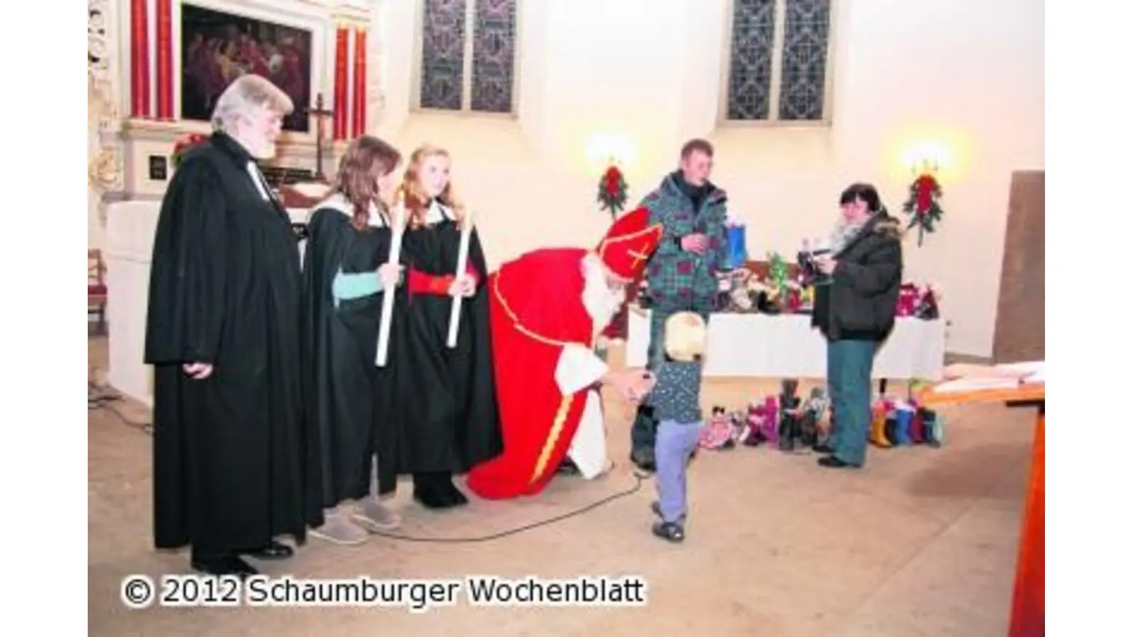 Nikolaus verteilt rund hundert gefüllte Stiefel (Foto: gi)
