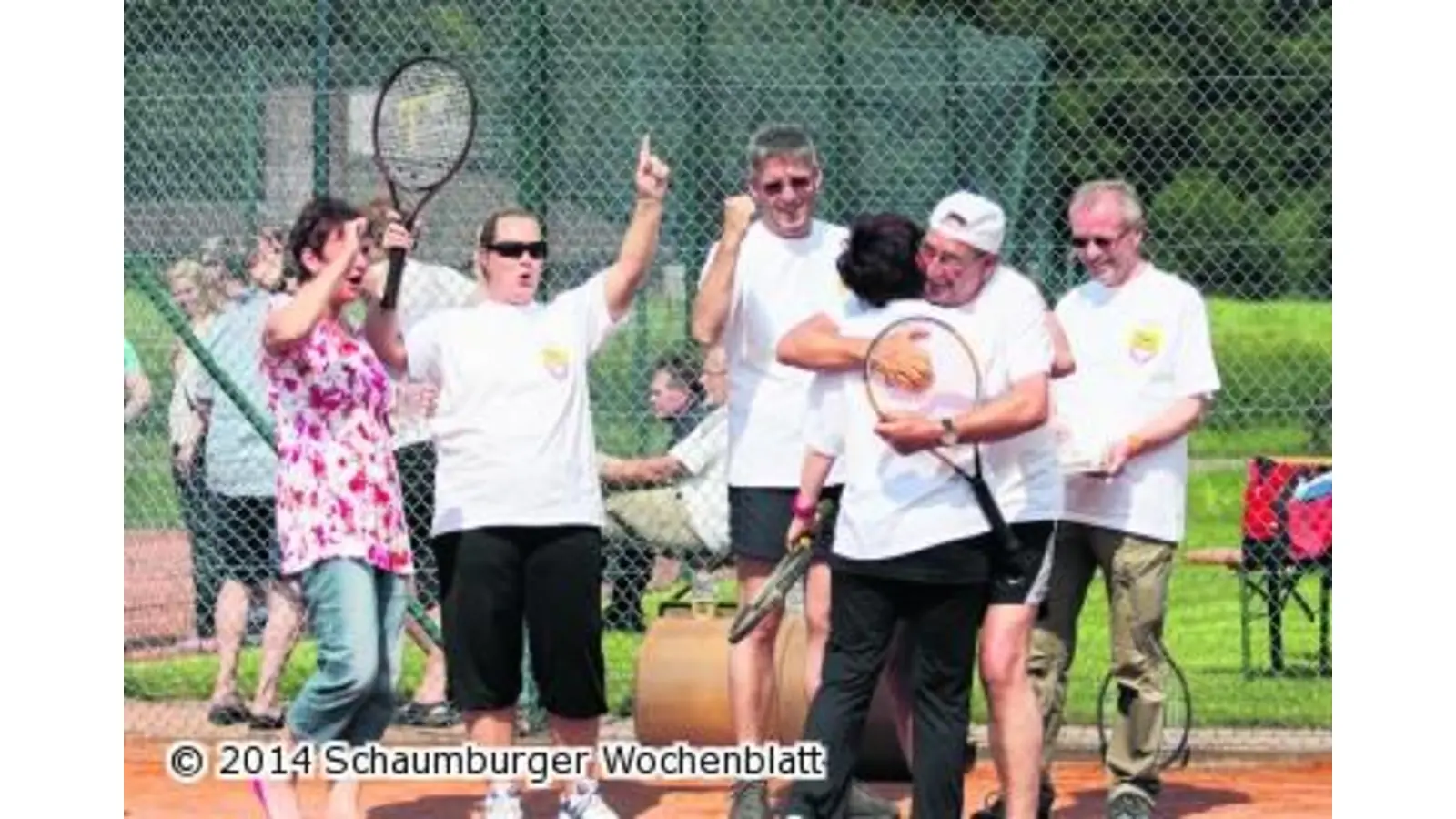 Tänzer und Wanderer auf dem Tennis-Platz (Foto: bb)