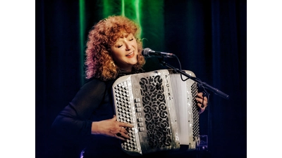 Lydie Auvray, tritt 2027 in der Kleinen Freiheit Nr. 4 in Wölpinghausen auf, das Herbstprogramm startet bereits im Oktober.  (Foto: Neomania Design | Volker Neumann)