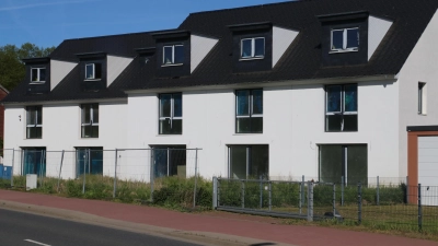 Die nicht fertiggestellten Reihenhäuser stören das Dorfbild an der Schaumburger Straße.  (Foto: gi)
