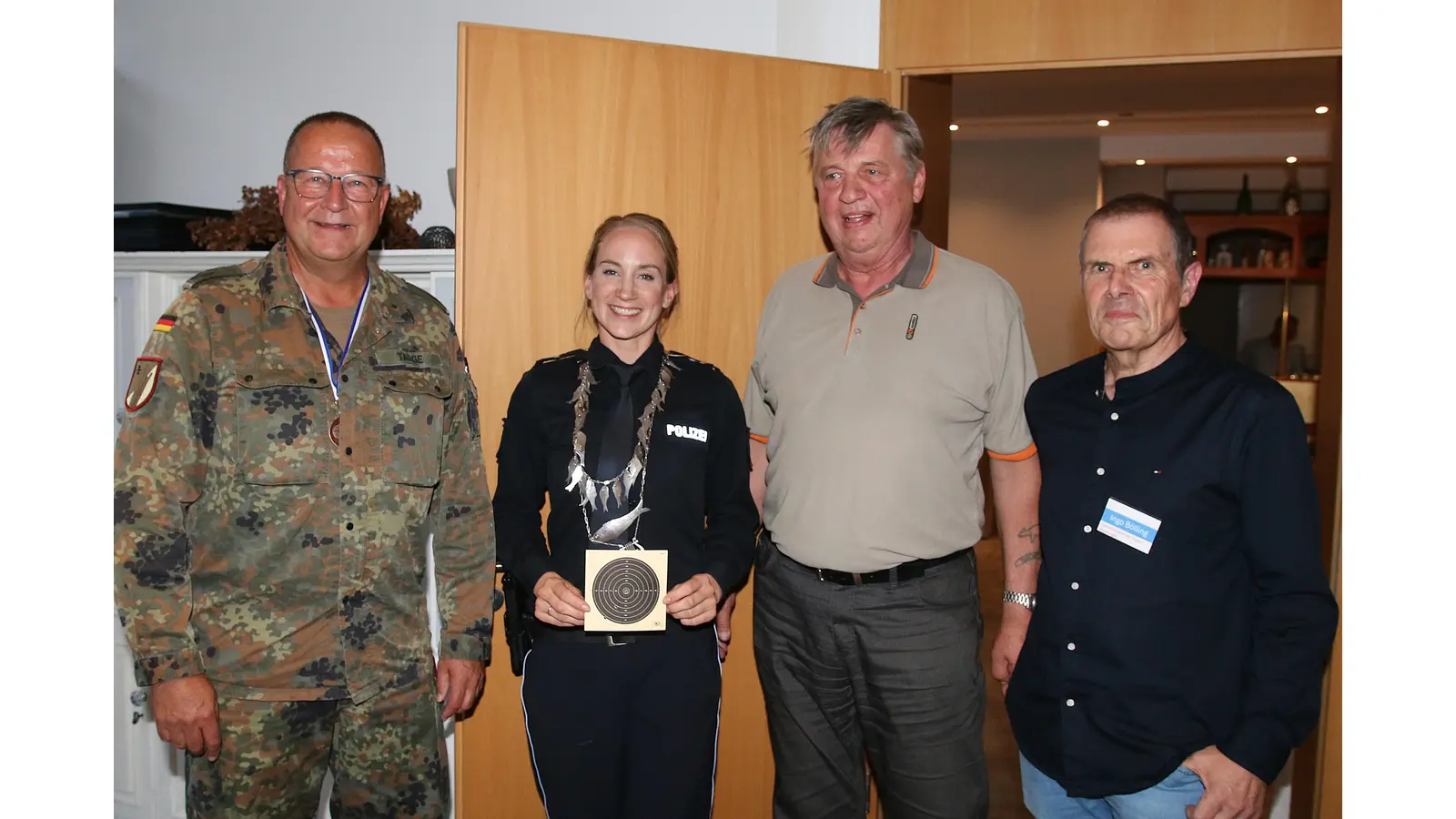 Heiko Tadge (li.) vom Heringskomitee, der ausscheidende Heringskönig Peter Forstner und Ingo Bölling (re., ebenfalls Heringskomitee) gratulieren der neuen Heringskönigin Nina Hundeshagen-Engelke.  (Foto: bb)