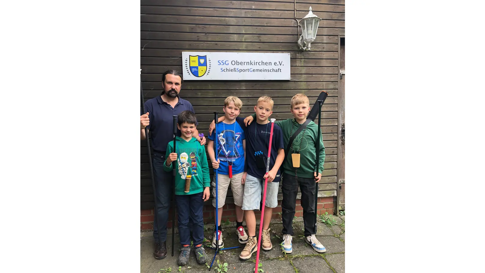 Emmanuel Cuvier (v. li.) und die „Kids” Etienne Cuvier, Linus Pasel, Andreas Mühlenhoff, Antoine Cuvier schneiden bei der Landesmeisterschaft in Einbeck gut ab. (Foto: privat)