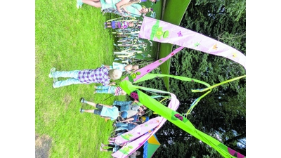 Zuletzt war 2016 das Honigfest in Reinsdorf ein Ereignis für Groß und Klein.  Bienenkönigin sorgt für &#39;Futtertaschen&#39; &#39;Honigfest&#39; in Reinsdorf will am 1. September wieder zahlreiche Besucher anlocken     REINSDORF (al). Das soziale Verhalten in einem Bienenstock dürfen Besucher des diesjährigen &#39;Honigfests&#39; der Schaumburger Waldimkerei in Reinsdorf nicht nur mit einem Blick auf die summenden Insekten und deren Waben entdecken. Sie können dies auch selbst nachvollziehen, weil eine &#39;Bienenkönigin&#39; ihre &#39;sozialen Futtertaschen&#39; verteilt. In der gegen eine kleine Gebühr erhältlichen Tüte steckt Popcorn, das an große und kleine Nascher verteilt und jederzeit kostenlos nachgefüllt werden kann. &#39;Damit wollen wir das Leben in einem Bienenvolk darstellen&#39;, betont Imkermeisterin Anna-Lisa Giehl, &#39;wo sich ebenfalls gemeinsam ernährt wird&#39;. Zugleich erwartet sie einen Lerneffekt: Umweltgifte verteilen sich auf diese Weise ebenfalls unter den Insekten. Es wird das siebte Honigfest sein, das am Sonntag, 1. September, zwischen 11 kund 18 Uhr erneut Tausende Besucher locken dürfte. Seit jeher hat der Tag, der weit mehr ist als eine Information über Bienen, das Interesse der Menschen weit über Schaumburg hinaus geweckt. Die Expertin rechnet sogar mit noch mehr Resonanz, seitdem das Insektensterben massiv in das Bewusstsein der Bevölkerung gerückt ist. Von Gärtnereien und Gartenmärkten wisse sie &#39;von einem regelrechten Boom&#39; auf bienenfreundliche Pflanzen. Auch Landwirte würden verstärkt ihr Augenmerk auf Bienen und Co. lenken. An dieses Interesse will Giehl mit einem &#39;Bienenweide-Barometer&#39; anknüpfen. Unter dem Motto &#39;Viele Blüten braucht das Land&#39; Besucher können an einem Info-Stand ihre ganz persönlichen Maßnahmen schildern: Die Hinweise auf angelegte Blühstreifen oder gepflanzte Blumen will sie sammeln und entsprechend darstellen. Dafür gibt es ein kleines Geschenk.Junge Gäste sind eingeladen, Wildbienenhotels und Schmetterlinge zu basteln, sich als Biene zu verkleiden, bei einem Quiz mitzumachen oder Pflanzen zu mikroskopieren. Bislang haben 16 Verbände und Unternehmen zugesagt, sich mit eigenen Aktionen zu beteiligen   von Ausstellung bis Verkauf, von Steindruck bis Reitvorführungen. Livemusik, die auch Besucher spontan erklingen lassen können, und Betriebsführungen ergänzen das Geschehen rund um das ehemalige Forsthaus. Nur das vor einem Jahr eröffnete Bienenhaus wird voraussichtlich frei von turbulenten Aktionen bleiben und eine Oase der Ruhe sein. &#39;Hier kann man den Bienen zuhören und den Blick in die Landschaft genießen&#39;, lädt die Hausherrin ein. Der Eintritt zum Honigfest wird wie schon 2016 wieder ein Euro betragen. Sorge bereitet Giehl allenfalls das zu befürchtende Verkehrsaufkommen, das sie mithilfe der örtlichen Feuerwehr in den Griff bekommen will. Es gäbe allerdings eine umweltfreundliche Alternative, die dem Honigfest nicht minder gerecht werden könnte: &#39;Am besten, es kommen alle mit Fahrrädern.&#39; Foto: al (Foto: al)