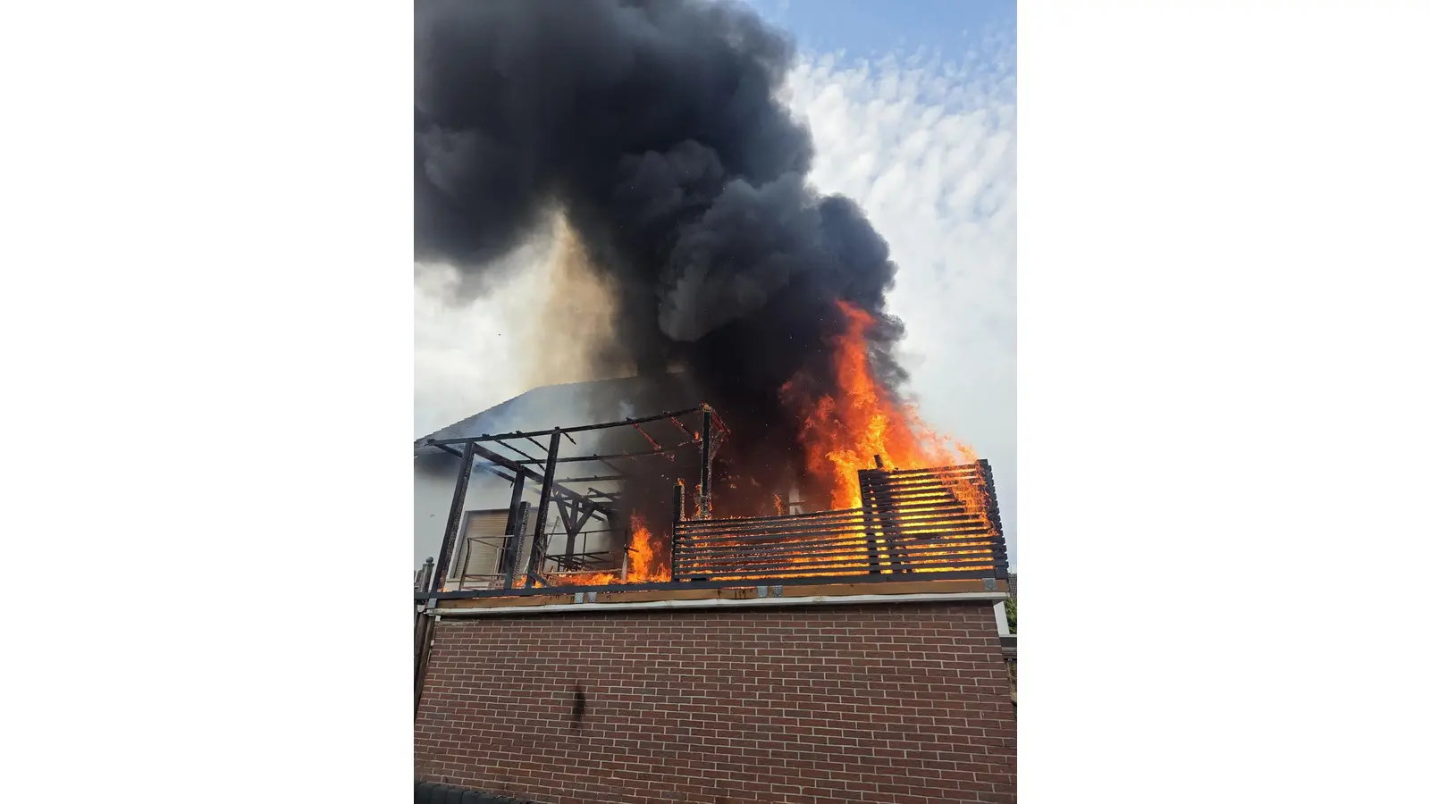 An der Einsatzstelle brannte ein Holz-Balkon in voller Ausdehnung. Das Feuer drohte auf Gebäude und Dachstuhl überzugreifen.  (Foto: privat)