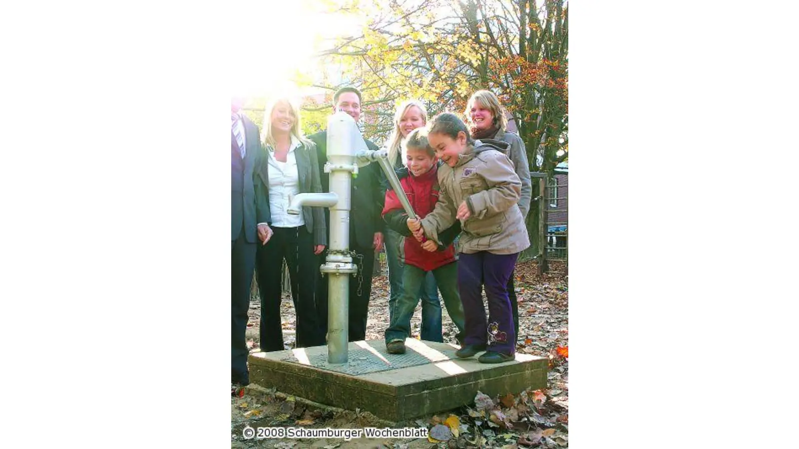Wasser und Matsch lassen Kinderherzen höher schlagen (Foto: nb)