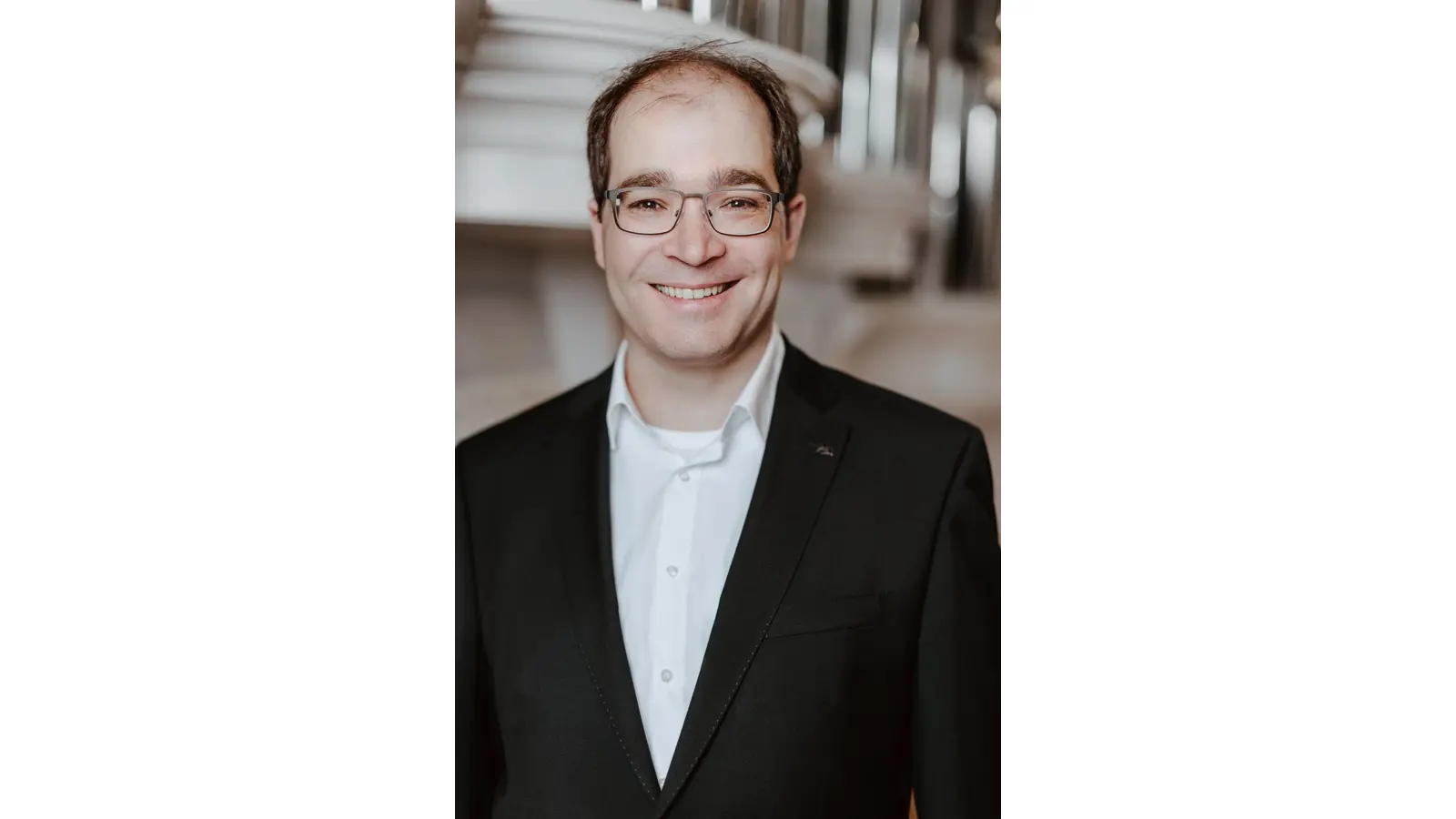 Prof. Matthias Neumann sitzt am 28. Juni an der Orgel in St. Godehardi. (Foto: privat)