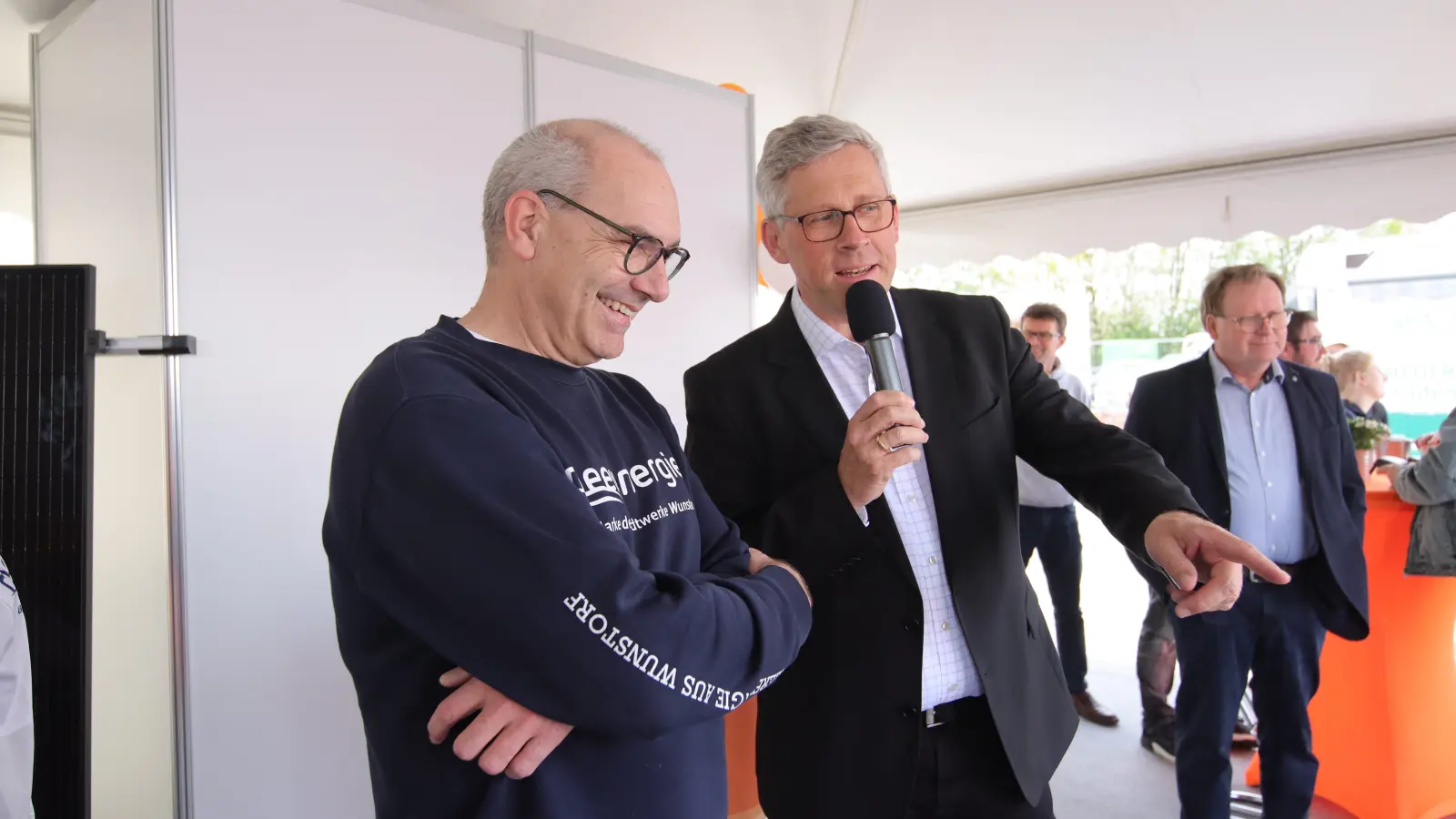 Plaudern über die E-Schwalbe der Stadtwerke: Henning Radant (li.) und Bürgermeister Carsten Piellusch. (Foto: tau)