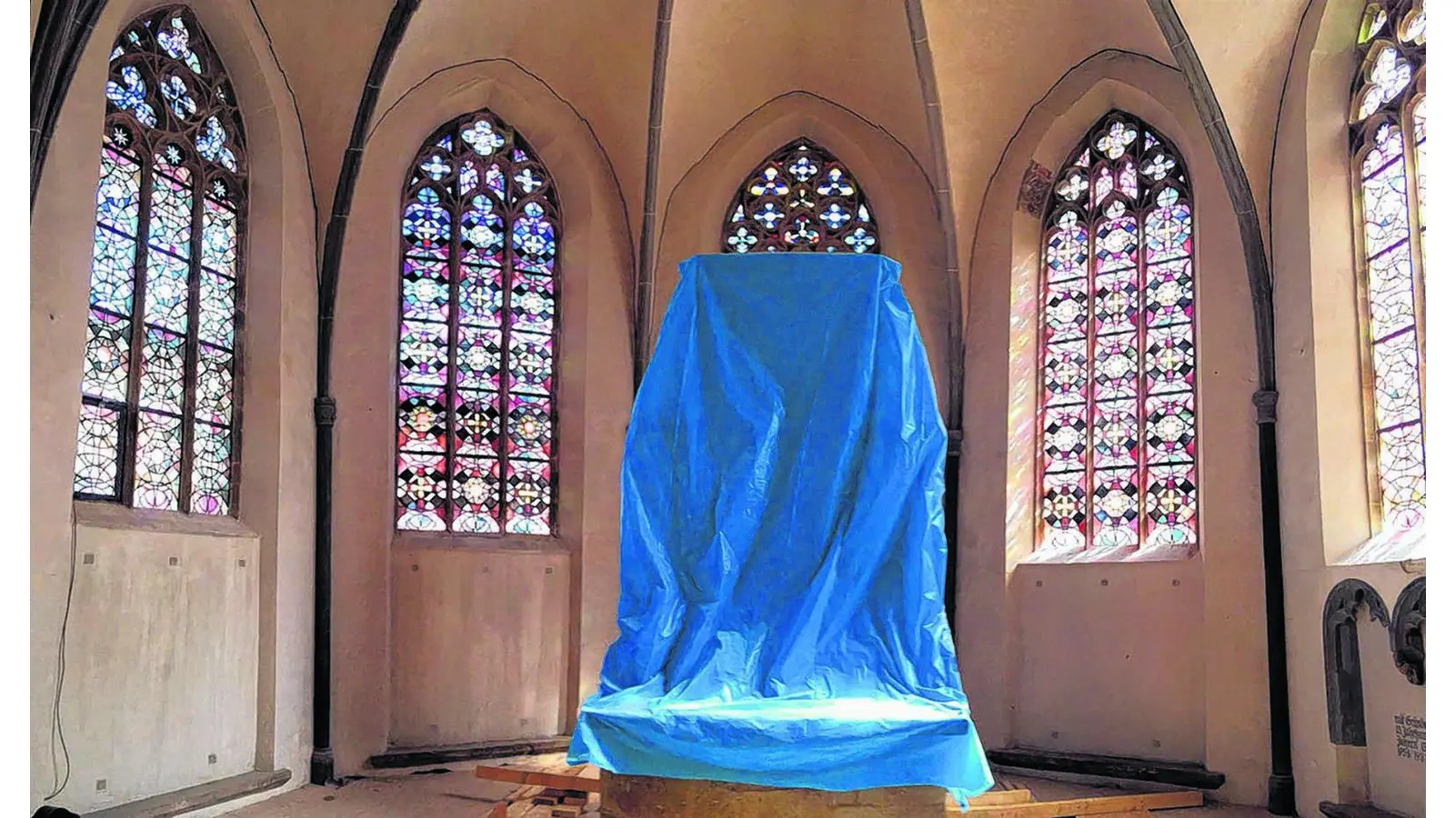 Bunte Glasfenster sind nach fast einem Jahr wieder an ihrem Platz (Foto: km)