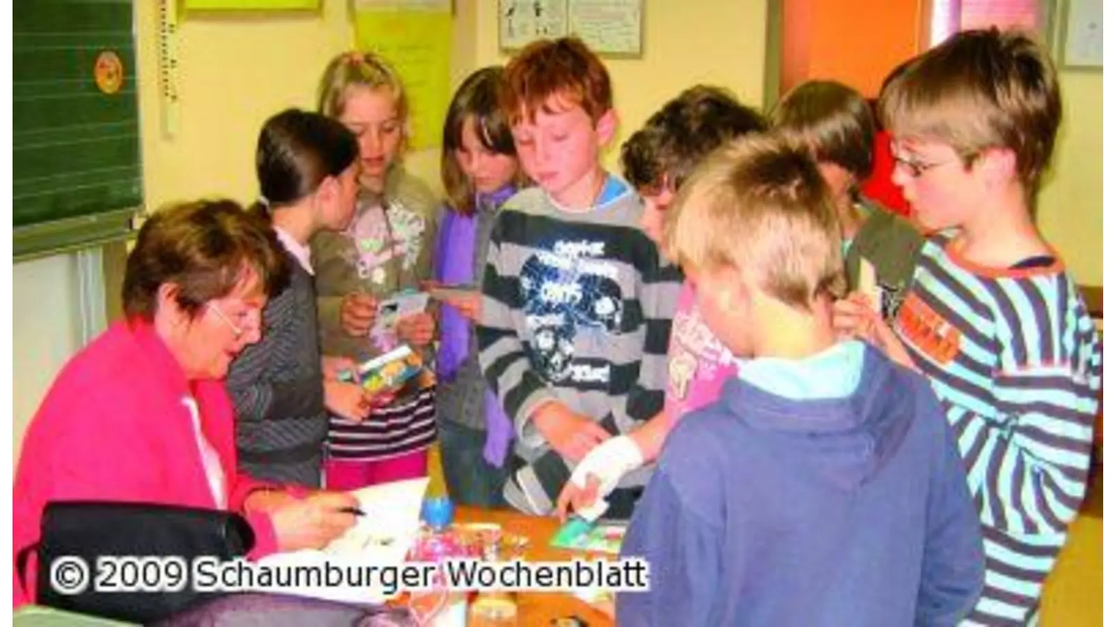 Schüler werden kurzerhand zu Polizeiobermeistern befördert (Foto: wtz)