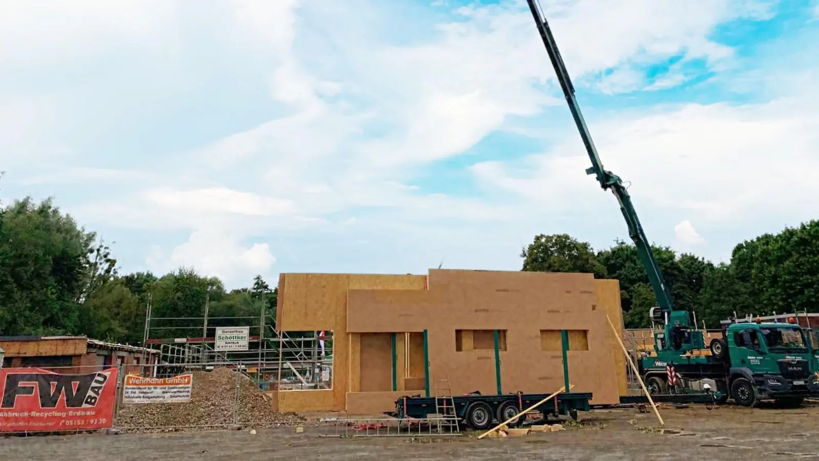 Fertigbauteile in Holzrahmenbauweise lässt den Bauvorgang zügig voranschreiten. (Foto: gk)