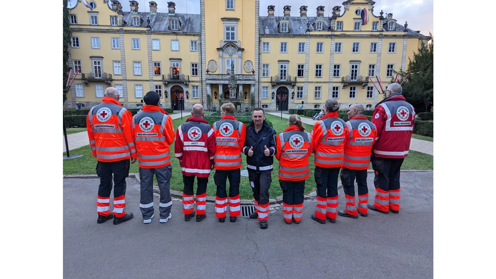 Ein Teil des DRK Teams, bei der Absicherung des traditionellen Zapfenstreichs beim Schloss. (Foto: privat)