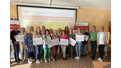 Jörg Nielaczny, Vorsitzender des Vorstandes der BKK24 (links) gratulierte den Vertreterinnen und Vertretern der sportlichen Betriebe. (Foto: privat)