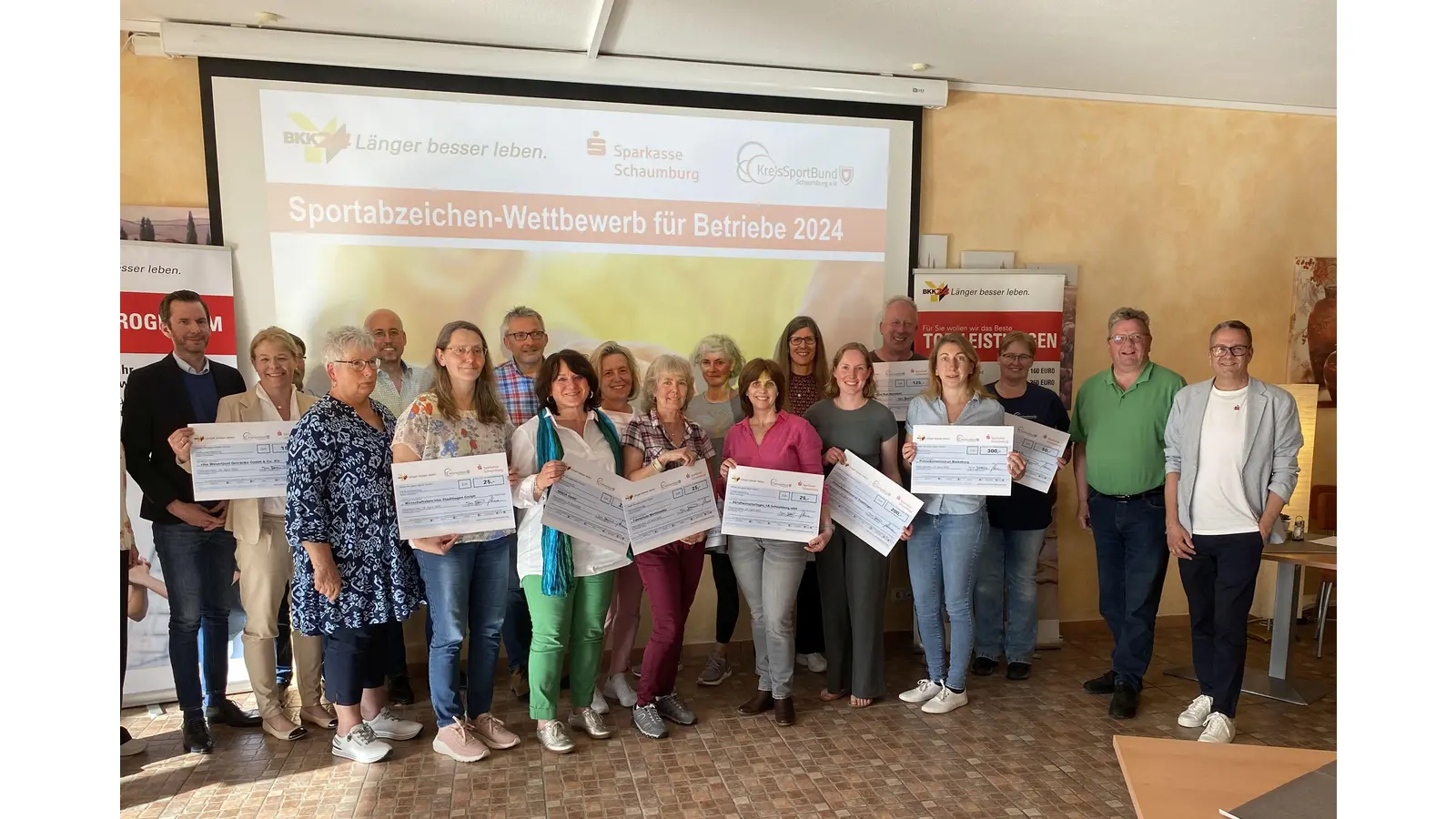 Jörg Nielaczny, Vorsitzender des Vorstandes der BKK24 (links) gratulierte den Vertreterinnen und Vertretern der sportlichen Betriebe. (Foto: privat)