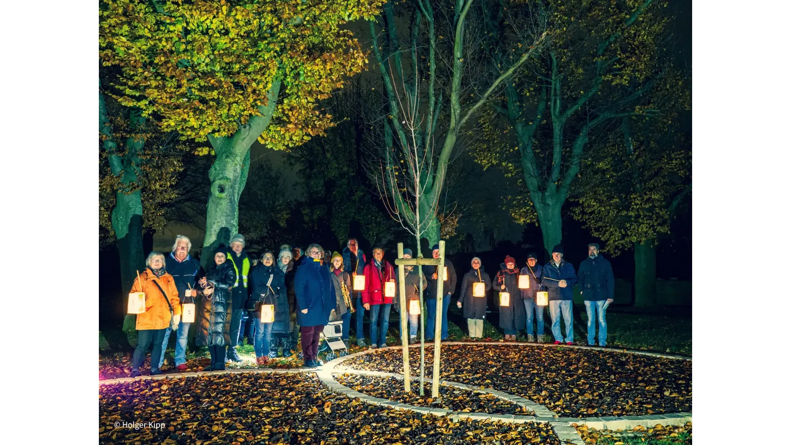 Haben sich um das neue Grabfeld auf dem Friedhof versammelt: Die Teilnehmer des Laternenumzugs.