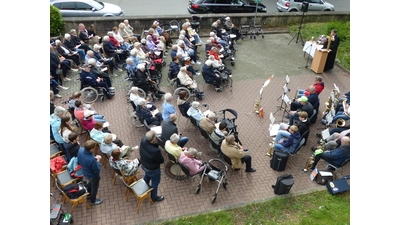 Zahlreiche Bewohner und Besucher feierten den Freiluftgottesdienst am Kreisaltenzentrum.  (Foto: privat)