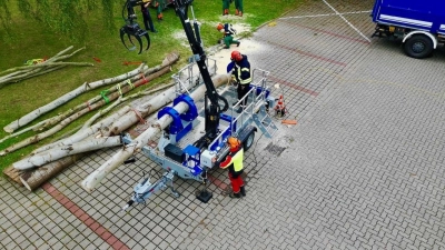 Feuerwehr und THW üben erstmals gemeinsam im Bereich Sägen. (Foto: Feuerwehr)