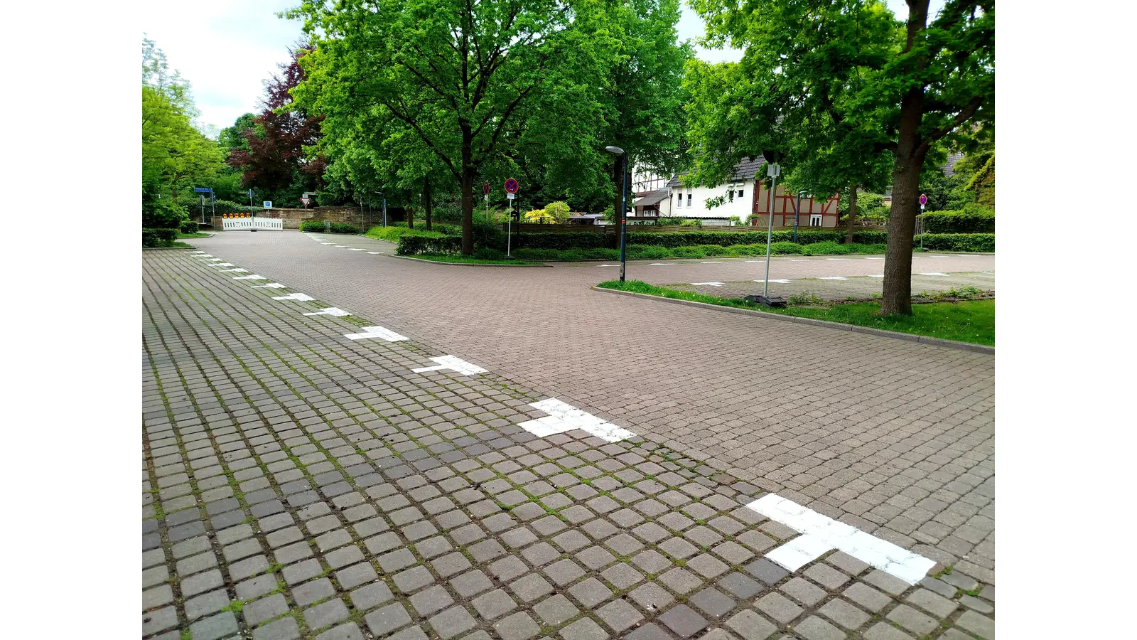 Mit frischer weißer Farbe erstrahlen die neuen Linien in klarer Struktur und einem Plus an Übersichtlichkeit auf dem beliebten kostenfreien Parkplatz „Am Schloßbach“. (Foto: privat)