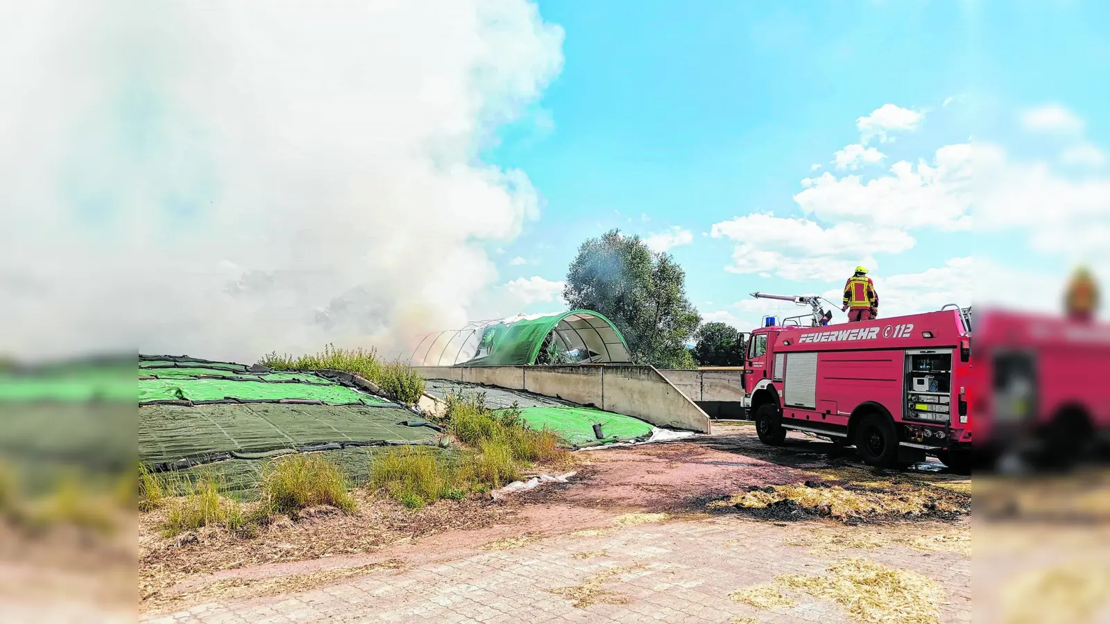 Strohlager brennt in voller Ausdehnung (Foto: ds)