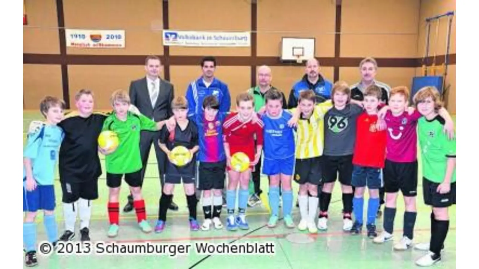 Volksbank in Schaumburg spendet 79 Futsal-Bälle (Foto: bt)